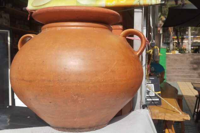 Olla de barro, con chicha artesanal de Arracacha